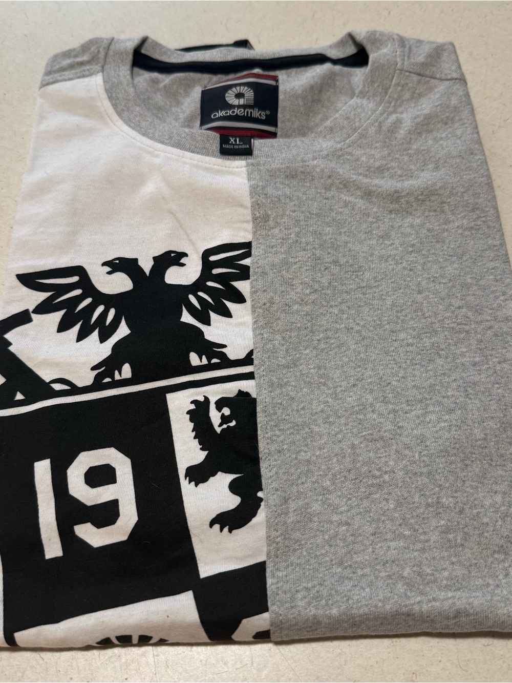 Akademiks Gray & White Split Graphic Crew Tee XL